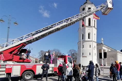 Teminė nuotrauka su eismo įvykio vieta ir gelbėtojų darbu