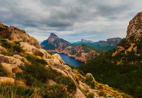 Tematinė nuotrauka: kelias per Serra de Tramuntana kalnus su automobilio siluetu