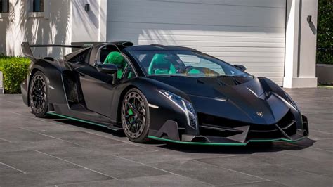 Lamborghini Veneno, rodantis itališkos vėliavos spalvų akcentus