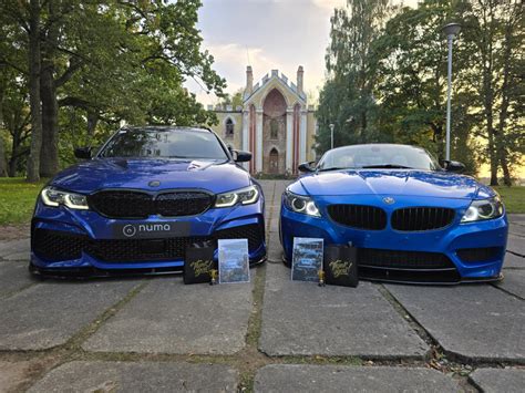 Teminė nuotrauka su automobiliais ir aukciono plaktuku