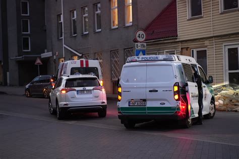Eismo įvykio vieta, policijos automobiliai ir suniokotas lengvasis automobilis