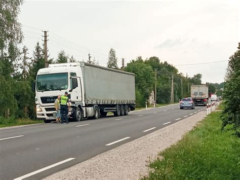 Suniokotas vilkikas ir lengvasis automobilis po eismo įvykio