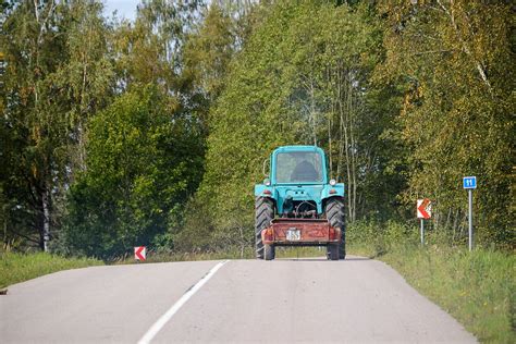 Apvirtęs visureigis Mitsubishi slidžiame kelyje, traktorius gelbėjimo darbams