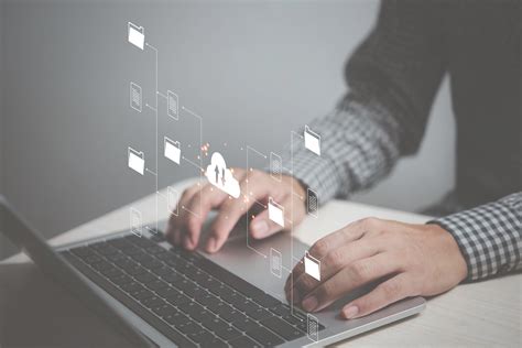 Tematinė nuotrauka: žmogus pildo elektroninę paraišką kompiuteryje