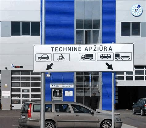 Mechanikas, atliekantis automobilio techninę apžiūrą