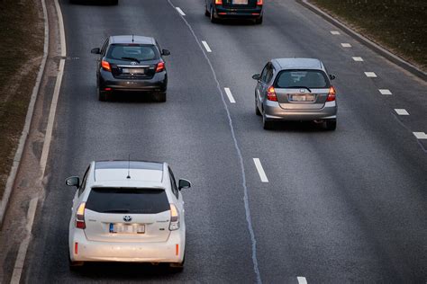 Teminė nuotrauka: Vokietijos greitkelis su krovininiais automobiliais ir kelių mokesčių aparatu