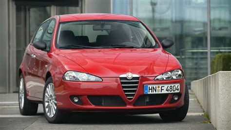 Alfa Romeo 147 interjero nuotrauka su prietaisų skydeliu ir centriniu ekranu