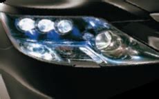 Trys LED lemputės, naudojamos artimosioms šviesoms Lexus 600h modelyje