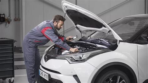 teminė nuotrauka: žmogus, apžiūrintis automobilį autoservise
