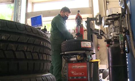 Meistro rankos keičiančios automobilio granatą
