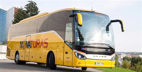 Apvirtęs kelioninis autobusas avarijos vietoje Lenkijoje