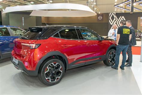 Opel Mokka B išorės dizainas, automobilis mieste