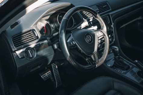 Tematinė nuotrauka: Volkswagen Passat automobilis kelyje, rodantis prietaisų skydelį su didele rida.