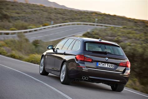 Thematinė nuotrauka: BMW F11 Touring važiuojantis keliu