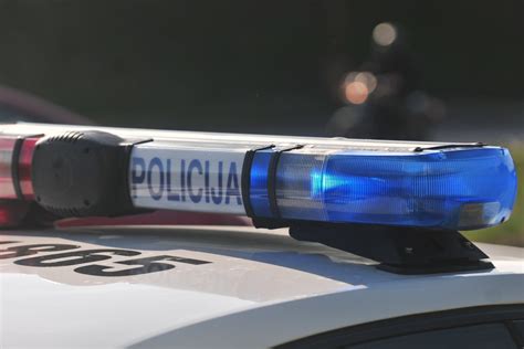 Aukštos kokybės autoserviso darbuotojas atliekantis remontą
