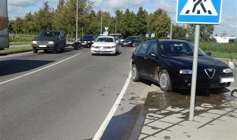 Automobilis, netinkamai stovintis ant skiriamosios juostos