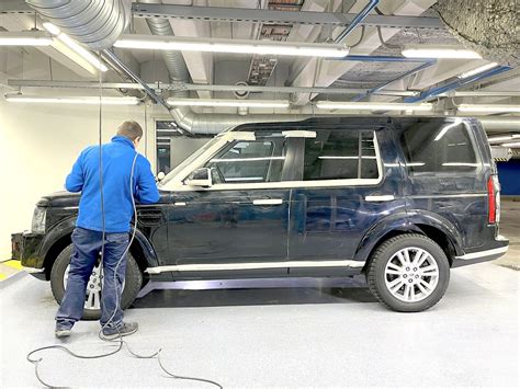 Teminis automobilio su tamsintais langais ar kėbulo plėvele foto