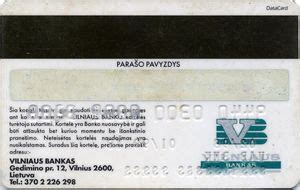 tematinė nuotrauka: žmogus moka už automobilį banko kortele arba pavedimu