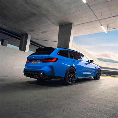 teminė BMW 3 serijos automobilio su nestandartiniais ratlankiais nuotrauka