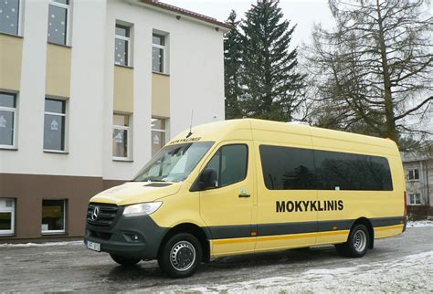 Kelio ženklas įspėjantis apie vaikus kelyje ir mokyklinis autobusas