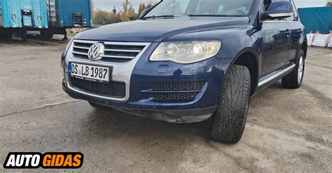 Volkswagen Touareg visureigis važiuojantis Lietuvos kelyje