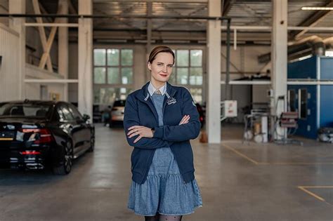 ekspertė, kalbanti apie automobilių patikimumą