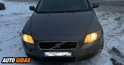 Volvo S40 automobilis bendrame plane, iliustruojantis jo dizainą ir kompaktiškumą