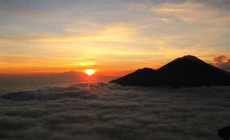 Mount Batur ugnikalnio vaizdas nuo viršūnės saulėtekio metu