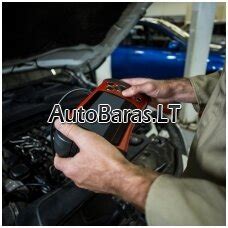 Teminė nuotrauka, vaizduojanti automobilio akumuliatorių ir diagnostikos įrangą