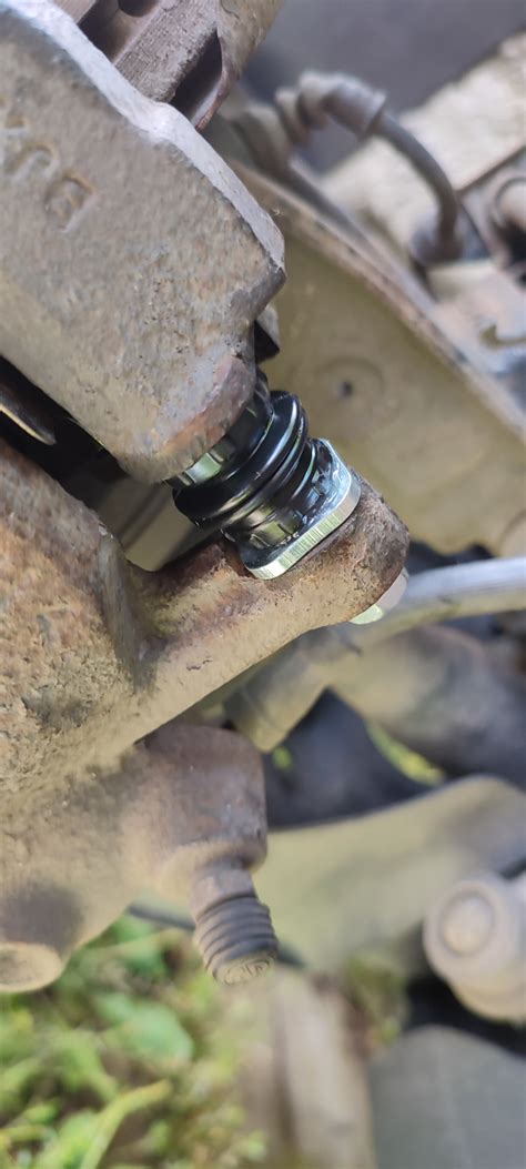 Фотография оригинальной направляющей оси переднего тормозного суппорта Subaru