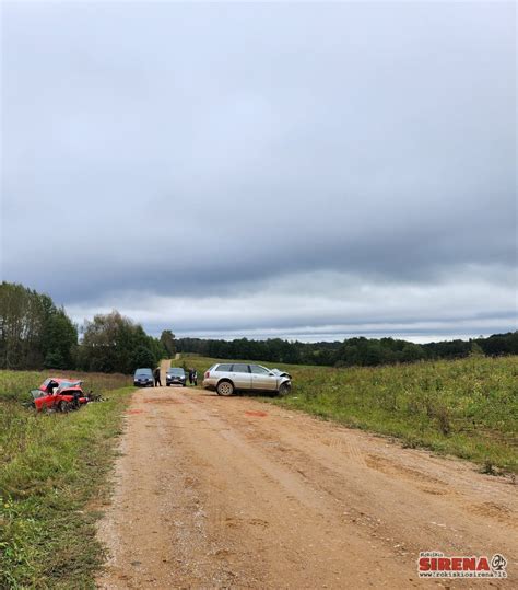 Teminė nuotrauka: du automobiliai kelyje, išlaikantys saugų atstumą