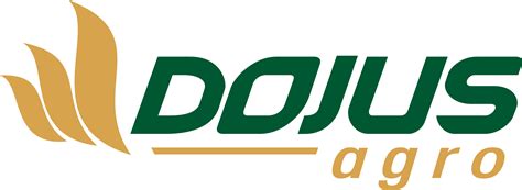 Dojus agro pastato fasado nuotrauka su John Deere technika priekyje