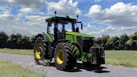 John Deere 7R traktorius dirbantis lauke su aktyvaus vairavimo sistema