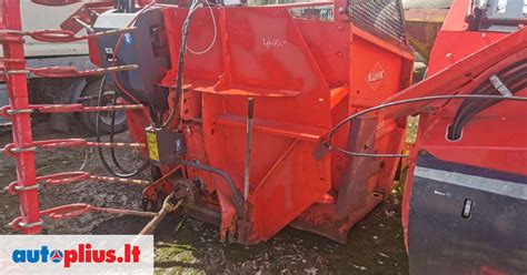 KUHN pašarų dalintuvas dirbantis fermoje