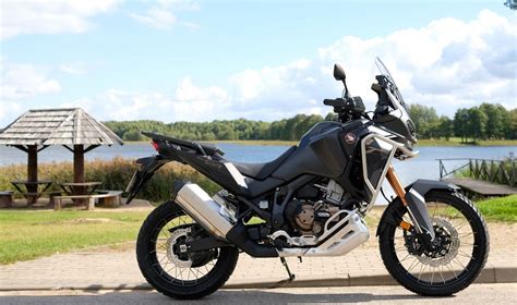 Teminis Honda Africa Twin motociklo vaizdas kelyje ir bekelėje