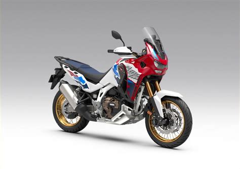Honda Africa Twin Adventure Sports motociklo nuotrauka, išryškinanti didesnį degalų baką ir aukštesnį stiklą