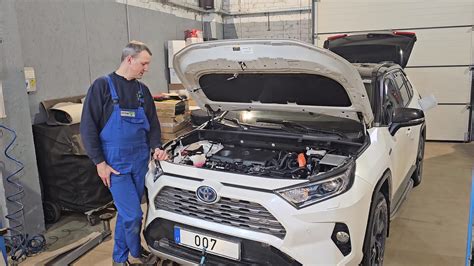 Tematinė nuotrauka: automobilis su atidarytu variklio dangčiu, matoma dujų įranga
