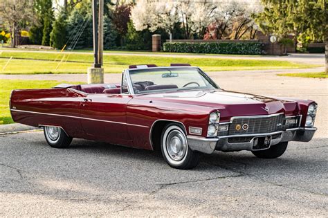 Cadillac DeVille 1968 ryški raudona spalva su baltu interjeru