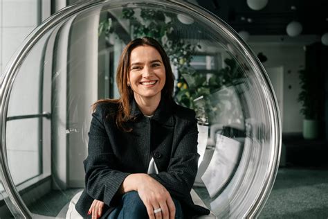 Teminė nuotrauka, vaizduojanti asmenį, svarstantį finansinius sprendimus