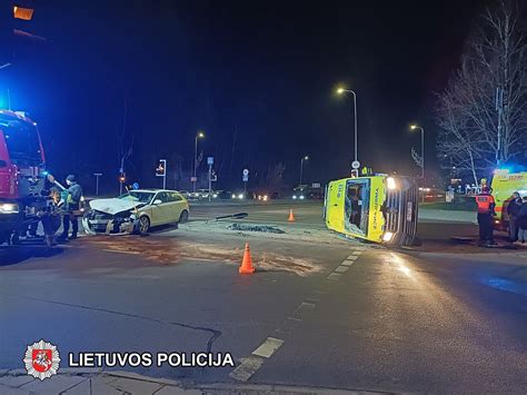 automobilio avarijos vieta, policijos automobilis, liudininkai