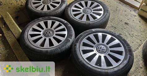 Teminis Volkswagen automobilis su R17 ratlankiais kelyje