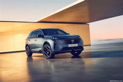 Peugeot 5008 važiuojančio automobilio dinaminė nuotrauka