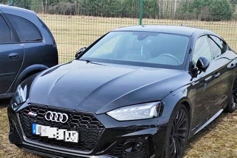 automobilis požeminiame garaže