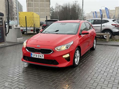 KIA Ceed III hečbekas miesto aplinkoje
