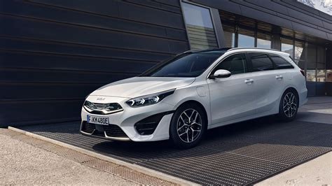 KIA Ceed III Sportswagon, važiuojantis užmiesčio keliu