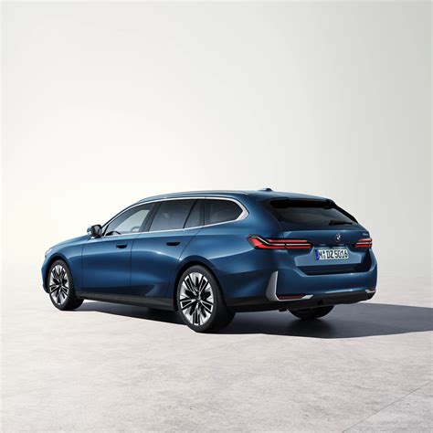 BMW 5 serijos modelių evoliucija - nuo klasikinių linijų iki modernaus dizaino