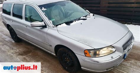 Volvo V70 automobilis stovėjimo aikštelėje