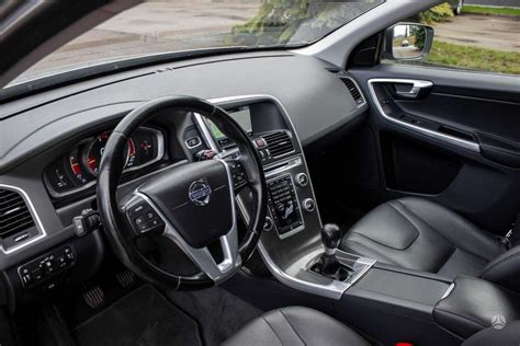 Volvo XC60 salonas su vairuotojo vieta