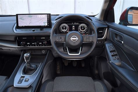 Nissan Qashqai automobilio galinės dalies nuotrauka su pabrėžtais žibintais