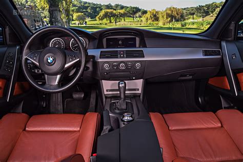 BMW E60 salonas su garso sistemos elementais